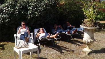 Bain de soleil dans le jardin chambre d'hôtes Le Lamartine Saumur